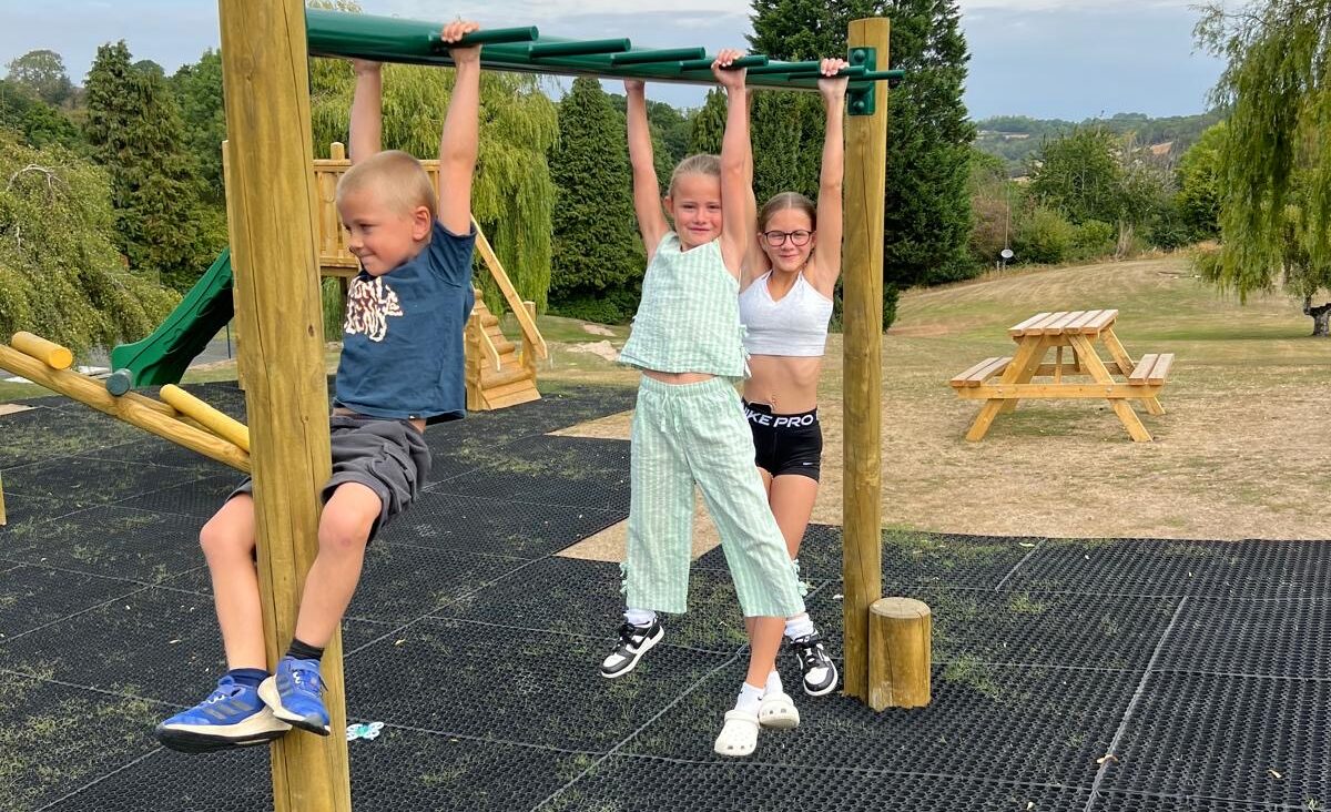 92b0dc54-1600-4307-aec1-c5e6328ed3b7 Children's play area climbing frame fun