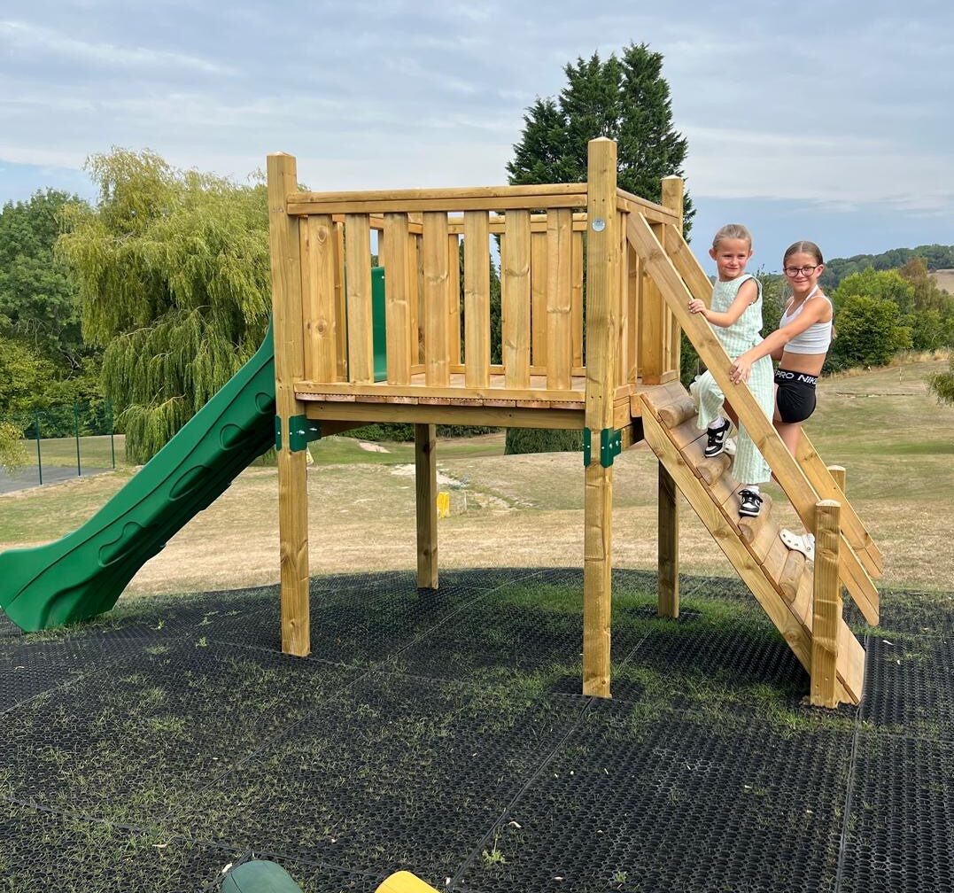 climbing frame with kiddies wtching
